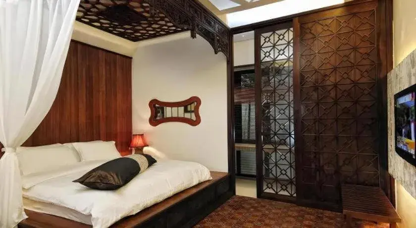 Bed in Courtyard at Heeren Boutique Hotel Bed in Courtyard at Heeren Boutique Hotel