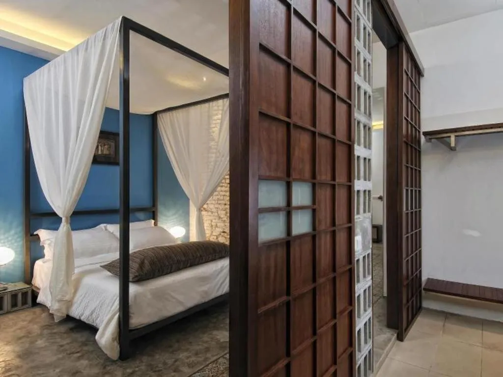 Bed in Courtyard at Heeren Boutique Hotel