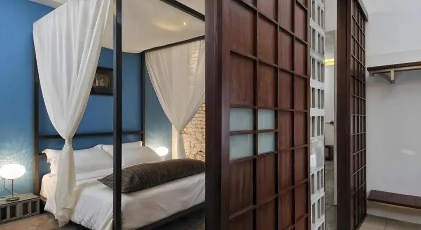 Bed in Courtyard at Heeren Boutique Hotel Bed in Courtyard at Heeren Boutique Hotel