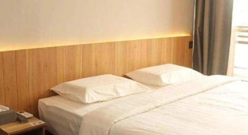 Bed in Semporna Seaview Hotel