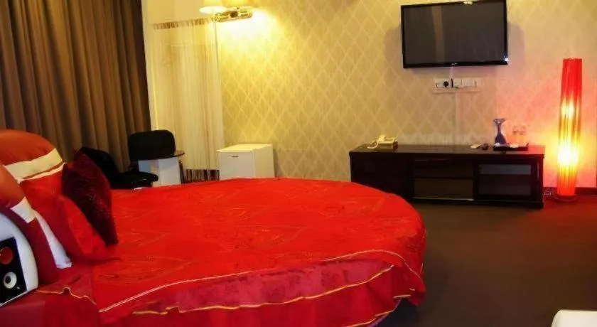 Bed in Paragon City Hotel