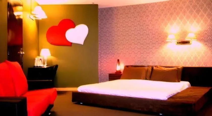 Bed in Paragon City Hotel