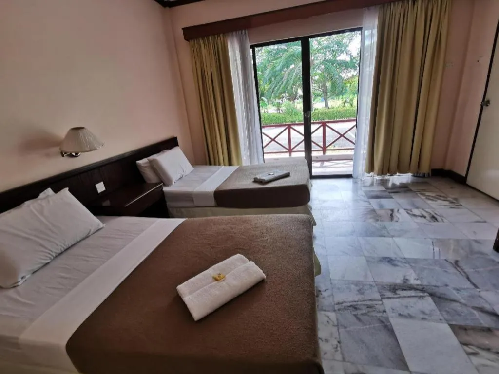 Bed in OYO 89972 Borneo Paradise Beach Hotel