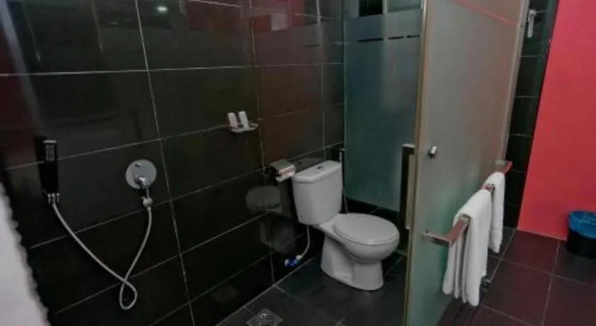 Zoom Inn Boutique Hotel by Ardens - Danga Bay