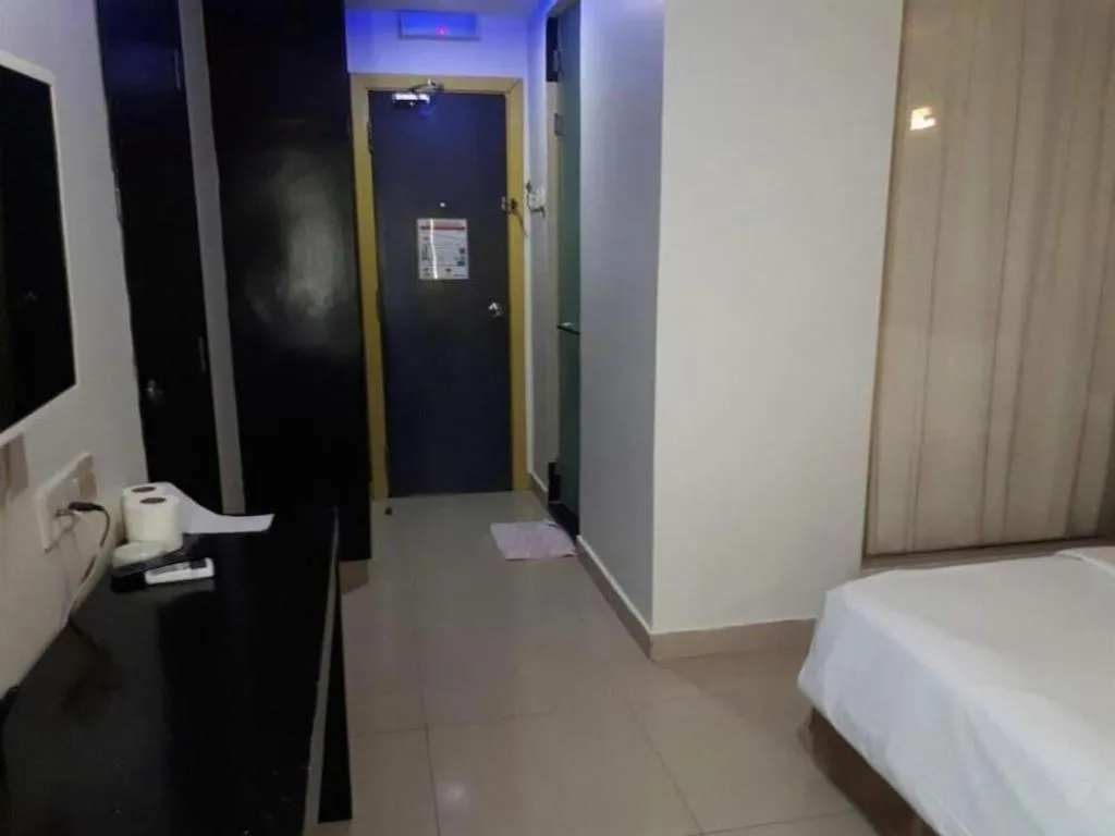 Bed in OYO 90865 Hotel De Nice Inn