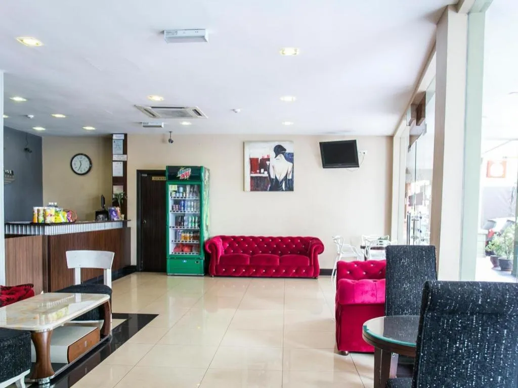 OYO 90865 Hotel De Nice Inn