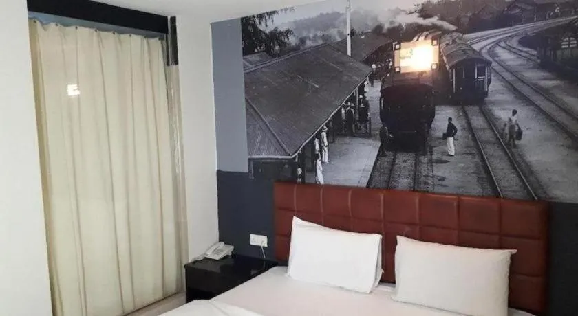 Bed in OYO 90865 Hotel De Nice Inn