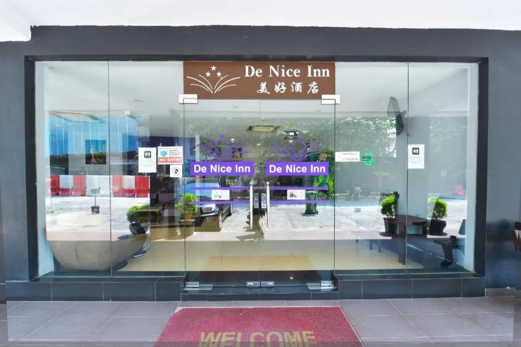 OYO 90865 Hotel De Nice Inn