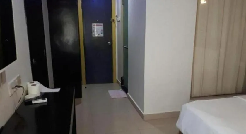 Bed in OYO 90865 Hotel De Nice Inn