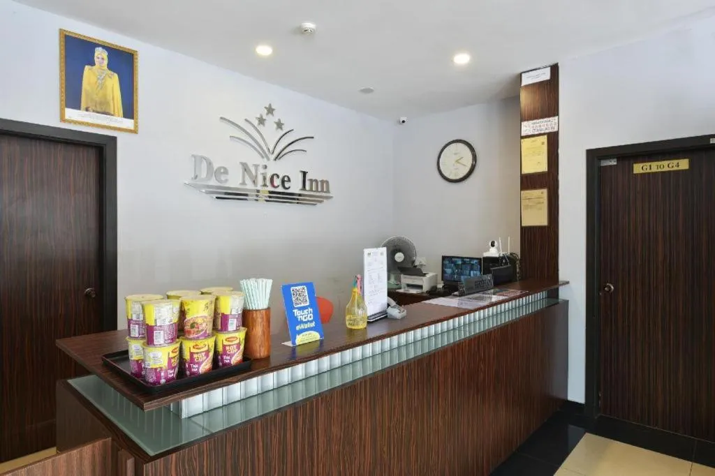 OYO 90865 Hotel De Nice Inn