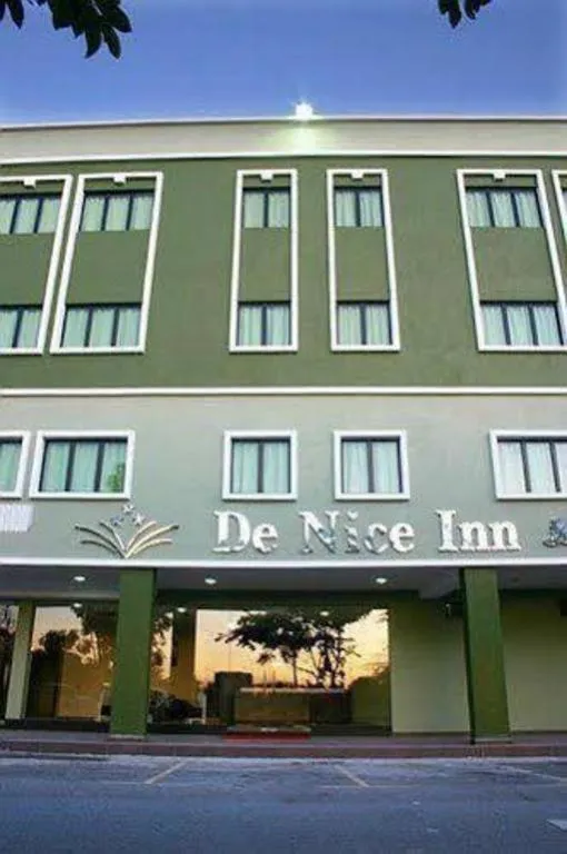OYO 90865 Hotel De Nice Inn