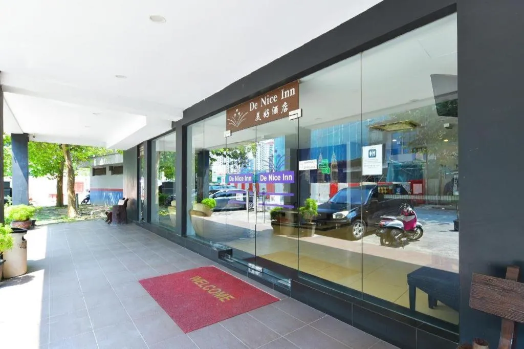 OYO 90865 Hotel De Nice Inn