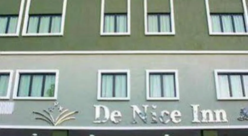 OYO 90865 Hotel De Nice Inn