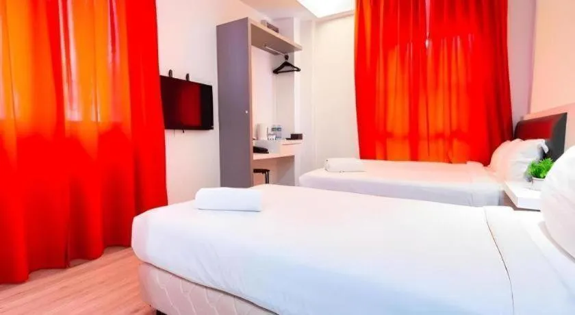 Bed in Hotel Zamburger Plaza Mahkota