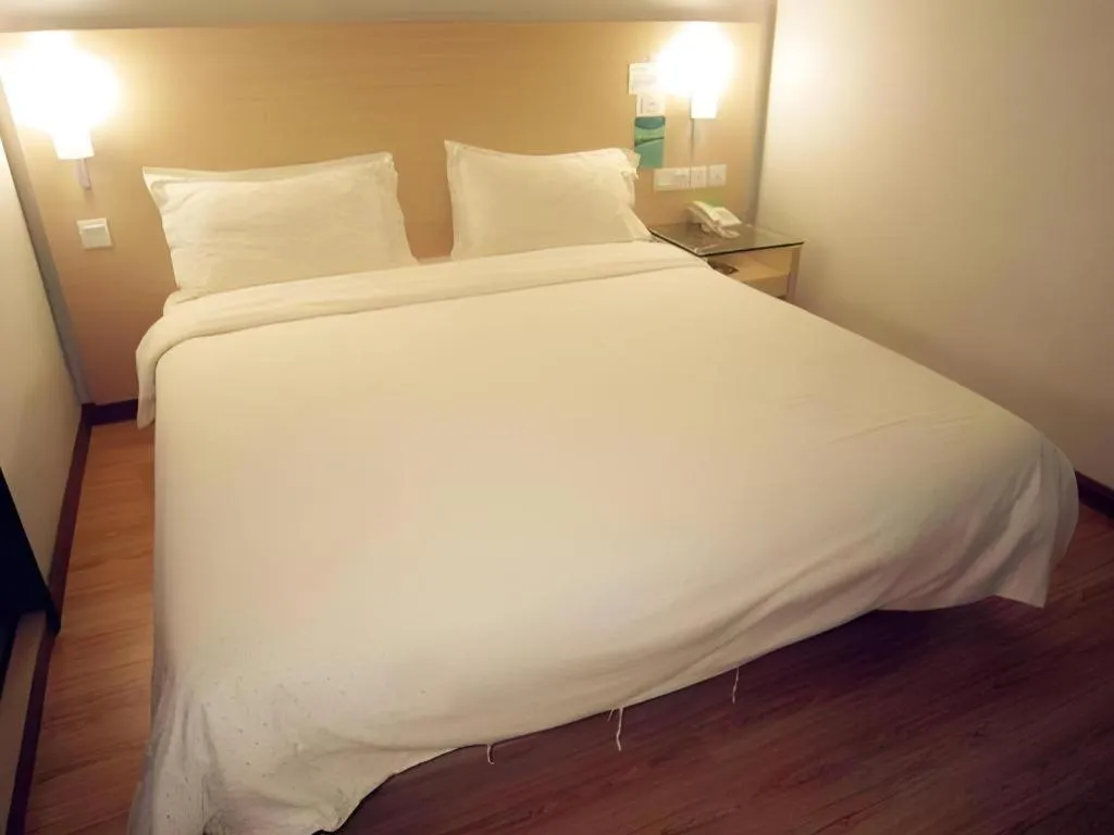 Bed in Hotel City Comfort Inn