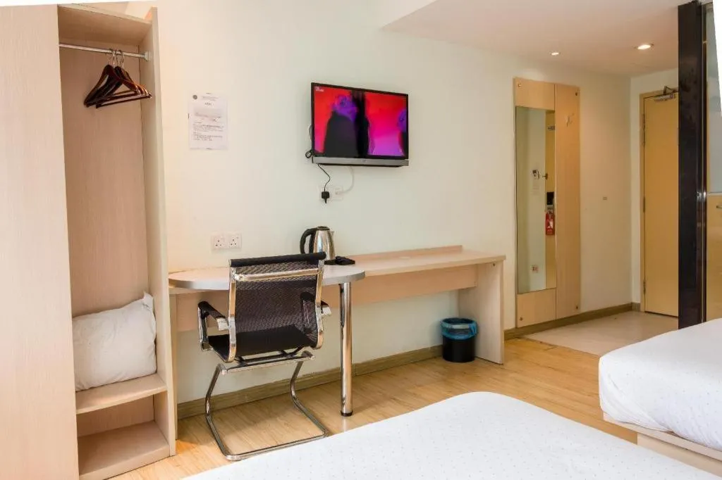 Bed in Hotel City Comfort Inn