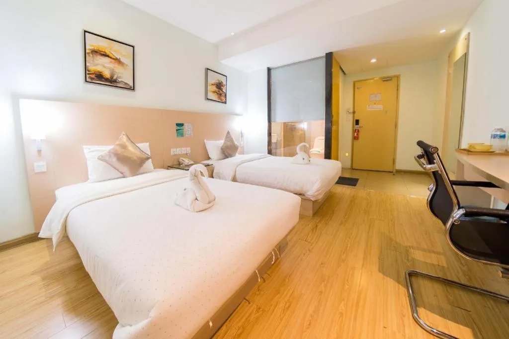 Bed in Hotel City Comfort Inn