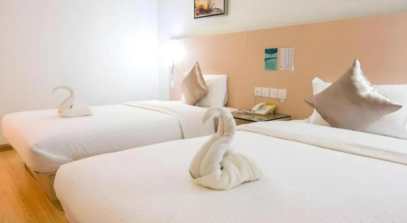 Bed in Hotel City Comfort Inn