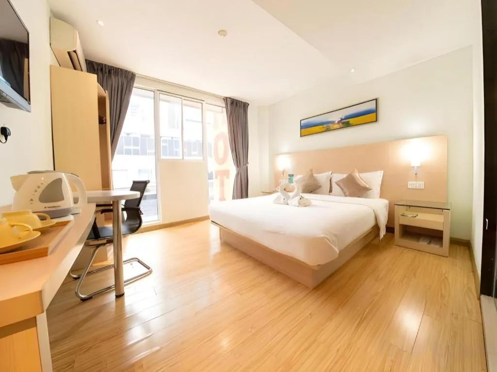 Bed in Hotel City Comfort Inn