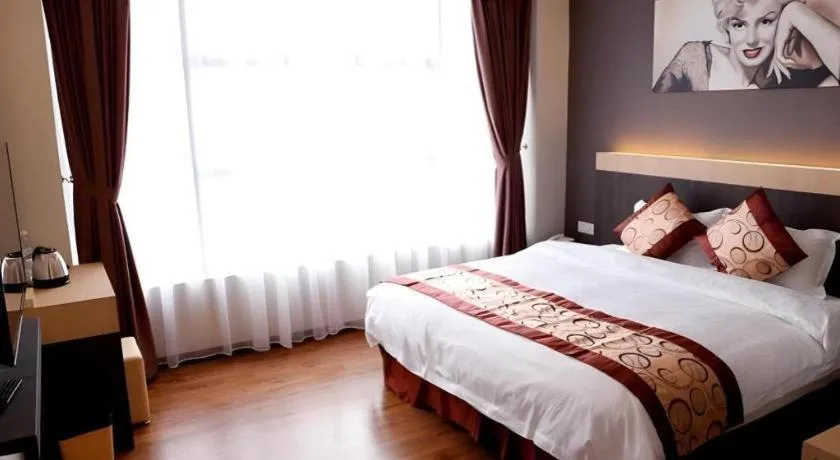 Bed in Lot 10 Boutique Hotel