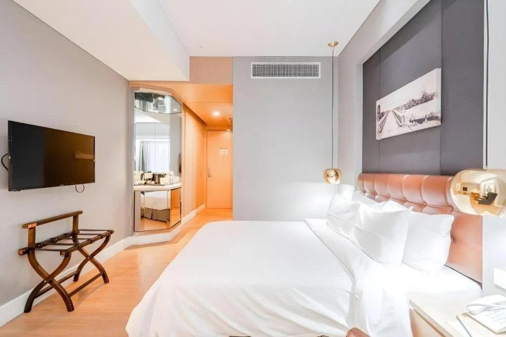 Bed in Kingwood Boutique Hotel