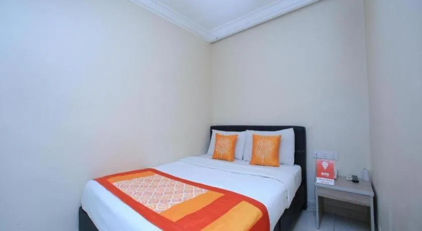 Bed in OYO 115 Hotel Safari 1