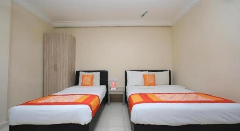 Bed in OYO 115 Hotel Safari 1