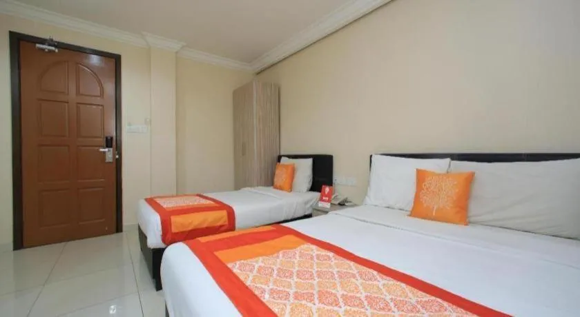 Bed in OYO 115 Hotel Safari 1