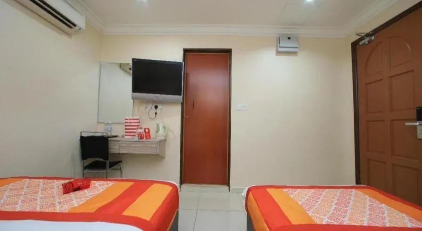 Bed in OYO 115 Hotel Safari 1