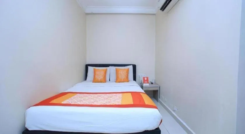 Bed in OYO 115 Hotel Safari 1