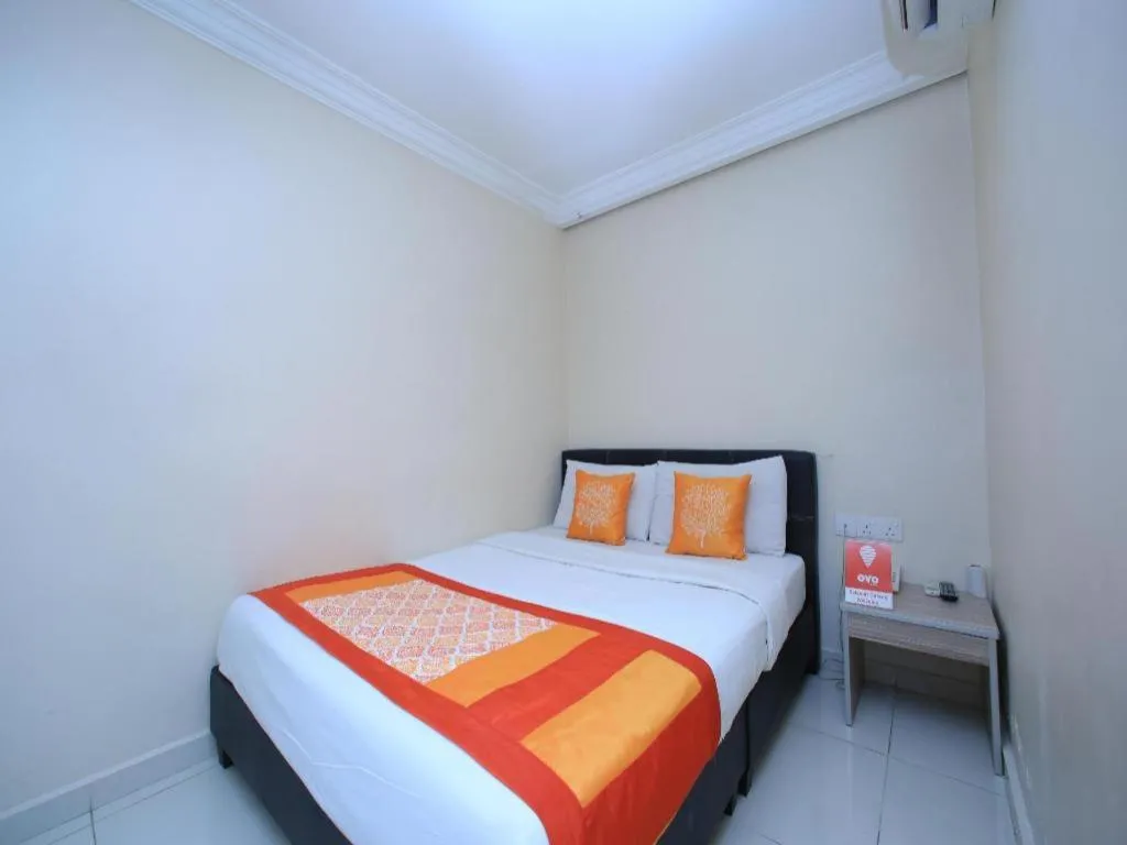 Bed in OYO 115 Hotel Safari 1