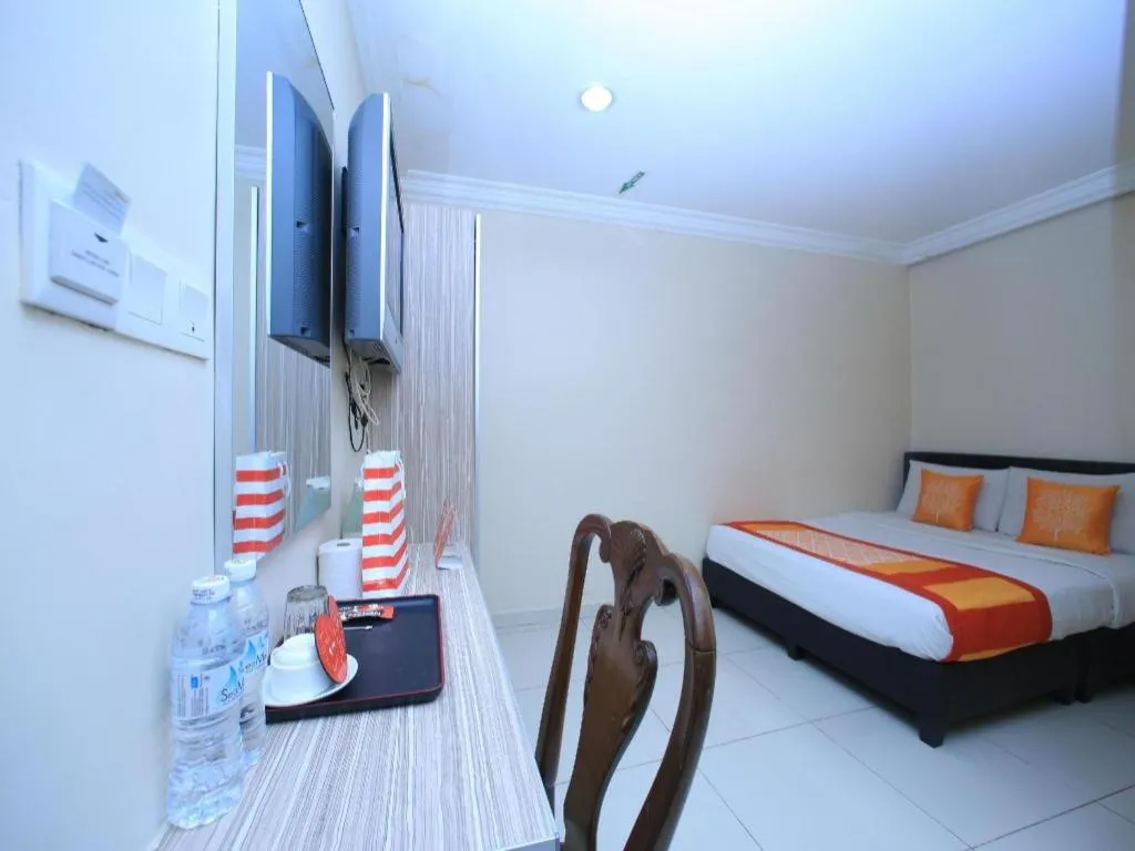 Bed in OYO 115 Hotel Safari 1