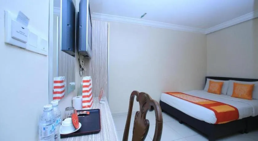 Bed in OYO 115 Hotel Safari 1