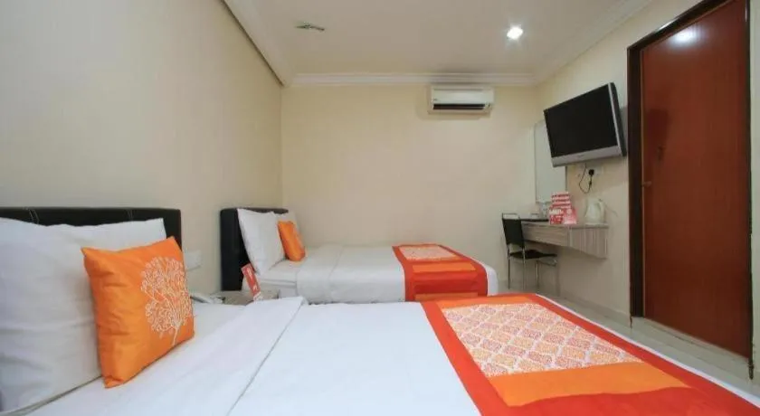 Bed in OYO 115 Hotel Safari 1
