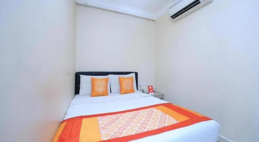 Bed in OYO 115 Hotel Safari 1