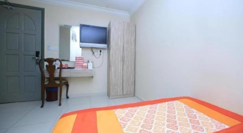 Bed in OYO 115 Hotel Safari 1