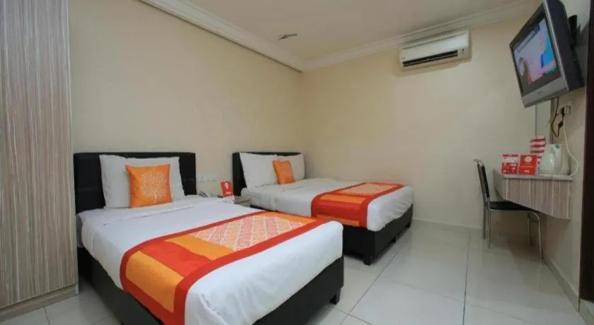 Bed in OYO 115 Hotel Safari 1