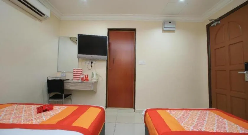 Bed in OYO 115 Hotel Safari 1