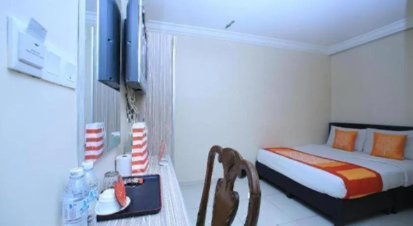 Bed in OYO 115 Hotel Safari 1
