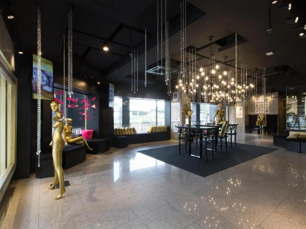 The Hulo Hotel & Gallery