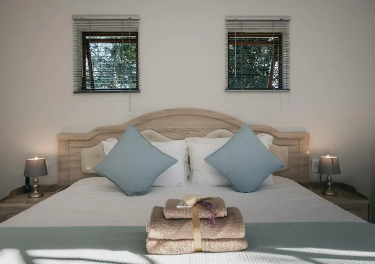 Bedroom, Bed in The Village Lodge Bedroom, Bed in The Village Lodge