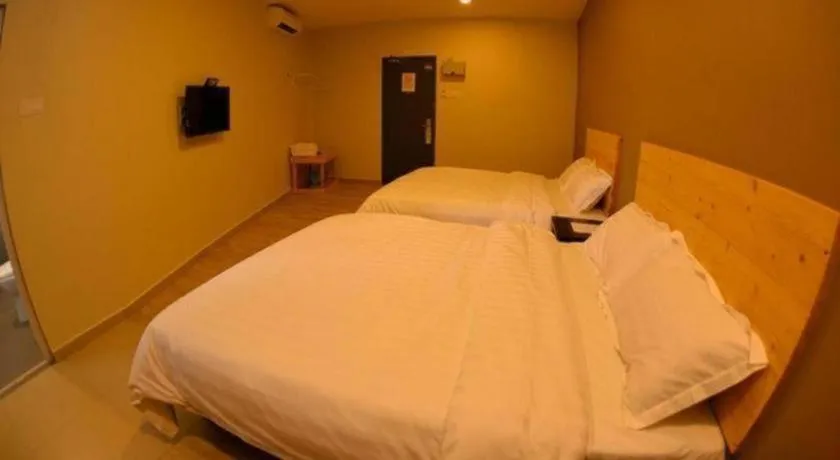 Bed in Sg. Paka Hotel