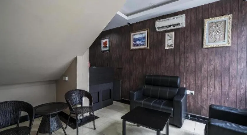 OYO 191 ML Inn Hotel