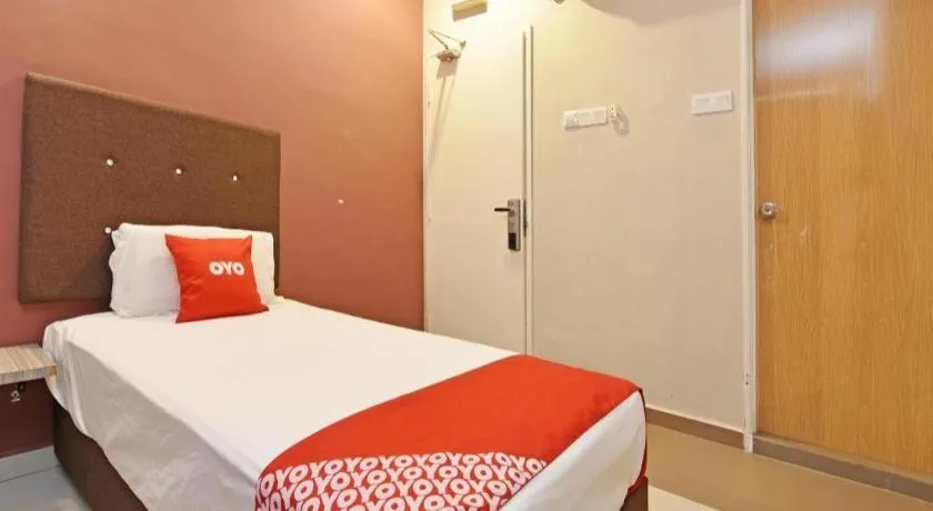 Bed in Capital O 90556 Hotel Cherita Rooms