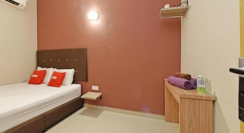 Bed in Capital O 90556 Hotel Cherita Rooms