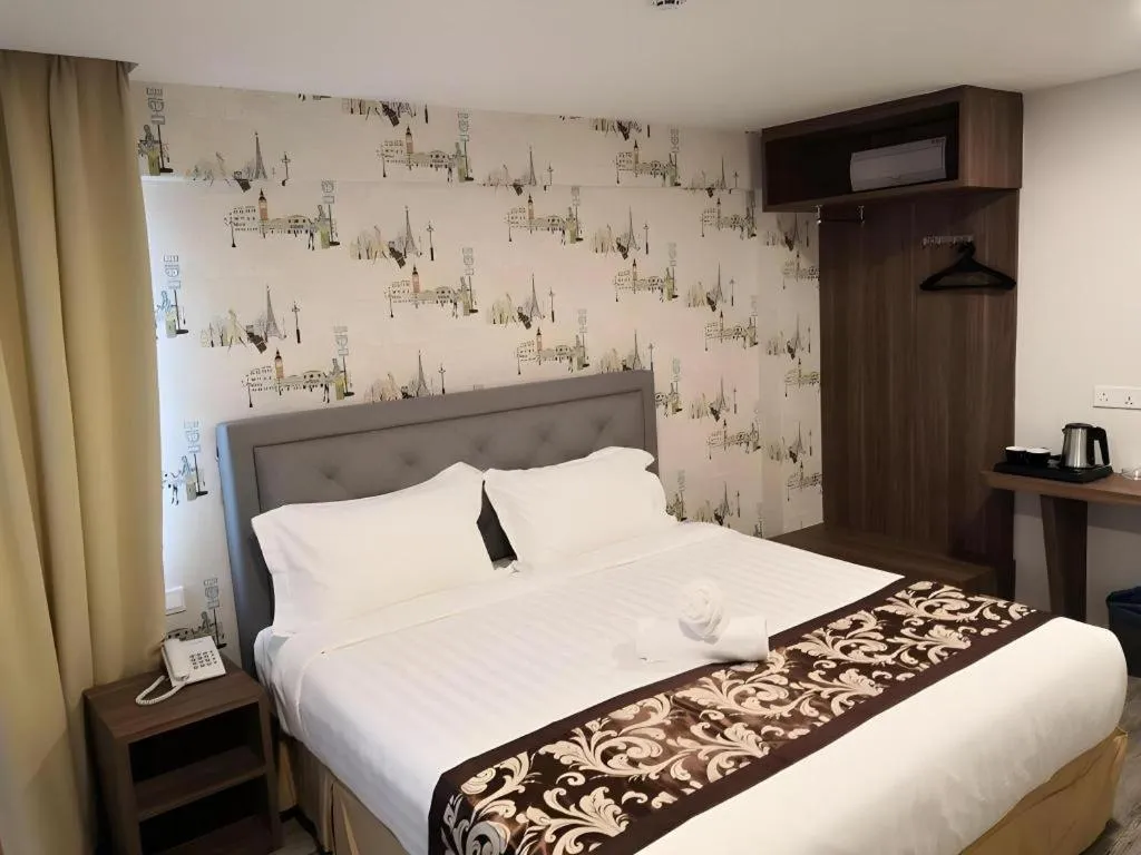 Bed in Hotel LoLex Kuchai Lama