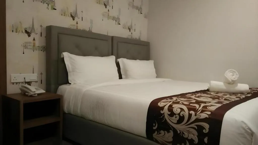 Bed in Hotel LoLex Kuchai Lama