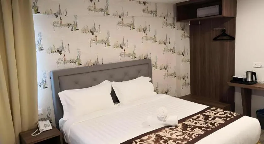 Bed in Hotel LoLex Kuchai Lama