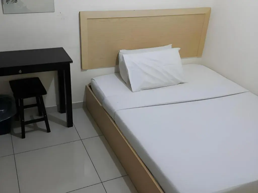 Bed in OYO 301 River Inn Hotel Bed in OYO 301 River Inn Hotel