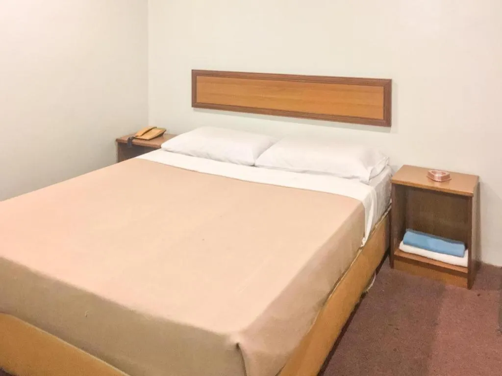 Bed in OYO 89638 Hotel Mandarin Inn